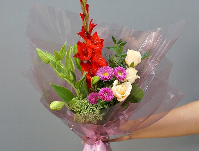 Buchet din trandafiri crem, crini si gladiole „Melodia sufletului” foto