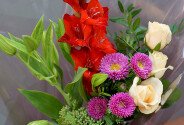 Buchet din trandafiri crem, crini si gladiole „Melodia sufletului” — foto 2
