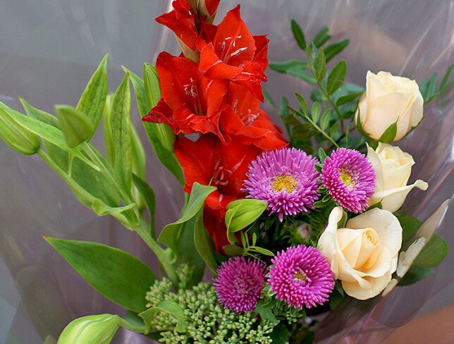 Buchet din trandafiri crem, crini si gladiole „Melodia sufletului” foto