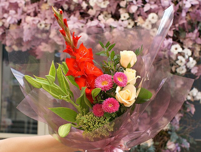 Buchet din trandafiri crem, crini si gladiole „Melodia sufletului” foto