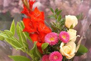 Buchet din trandafiri crem, crini si gladiole „Melodia sufletului” — foto 5