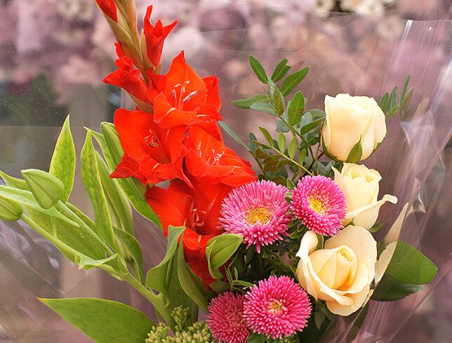 Buchet din trandafiri crem, crini si gladiole „Melodia sufletului” foto
