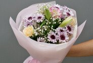 Bouquet of pink chrysanthemums and cream roses — photo 2