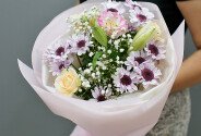 Bouquet of pink chrysanthemums and cream roses — photo 3