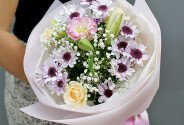 Bouquet of pink chrysanthemums and cream roses — photo 1