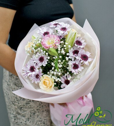 Bouquet of pink chrysanthemums and cream roses photo 394x433