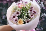 Bouquet of pink chrysanthemums and cream roses — photo 4