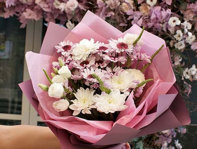 Buchet din crizanteme si dianthus albi „Sentimente calde” foto