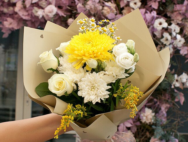 Букет из хризантем и белых роз "Яркий акцент" Фото