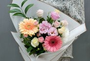 Buchet din trandafiri crem si roz, gerbere si eustoma — foto 1