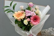 Buchet din trandafiri crem si roz, gerbere si eustoma — foto 3