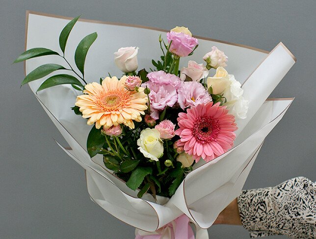 Buchet din trandafiri crem si roz, gerbere si eustoma foto