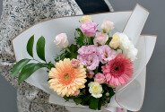 Buchet din trandafiri crem si roz, gerbere si eustoma — foto 4