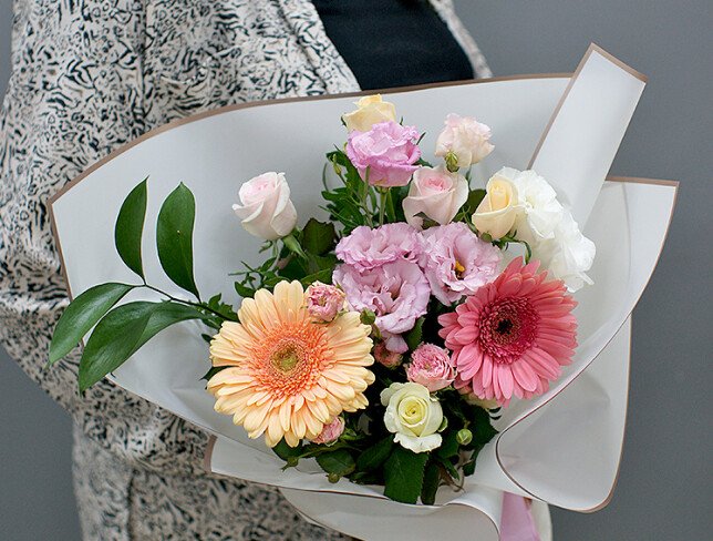 Buchet din trandafiri crem si roz, gerbere si eustoma foto