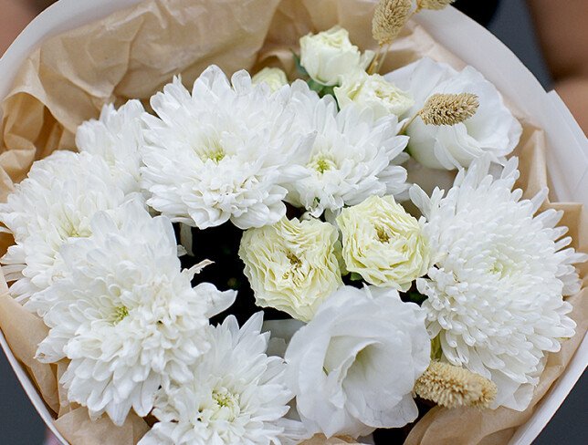 Buchet din eustoma alba, trandafiri si crizantema foto