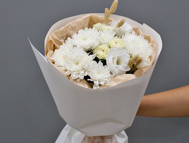 Buchet din eustoma alba, trandafiri si crizantema foto