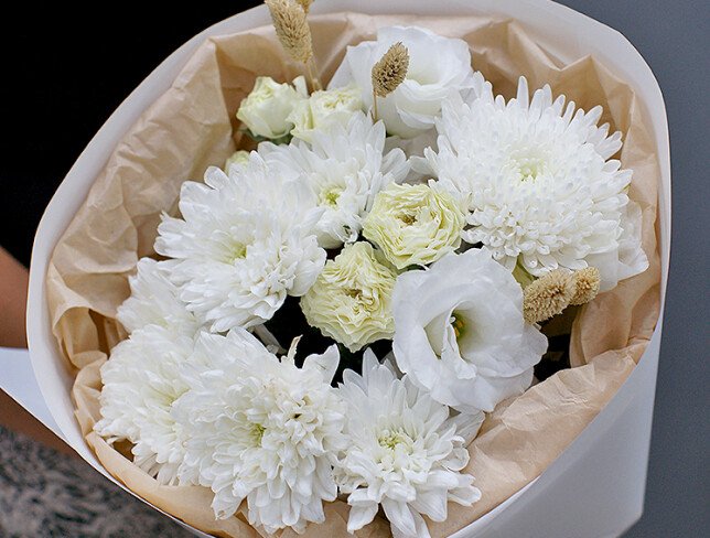 Buchet din eustoma alba, trandafiri si crizantema foto