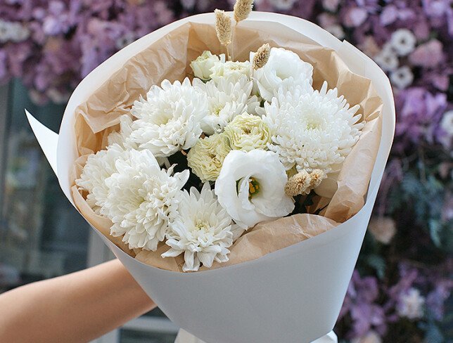Buchet din eustoma alba, trandafiri si crizantema foto