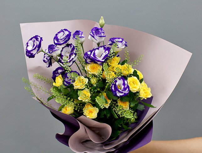 Bouquet of yellow spray roses and eustoma photo