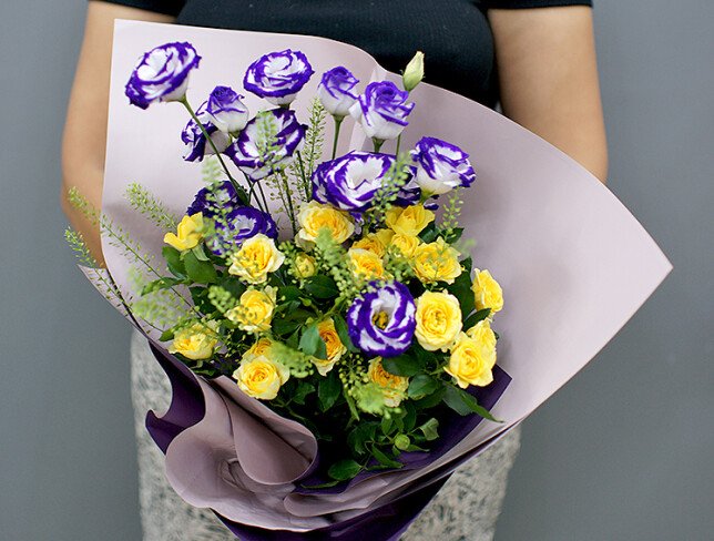 Bouquet of yellow spray roses and eustoma photo