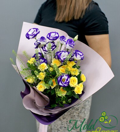 Bouquet of yellow spray roses and eustoma photo 394x433