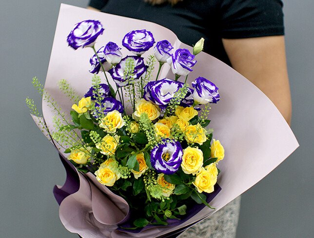 Bouquet of yellow spray roses and eustoma photo