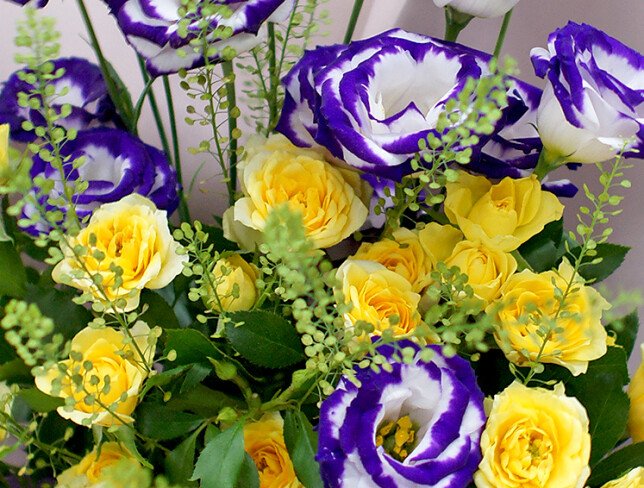 Bouquet of yellow spray roses and eustoma photo