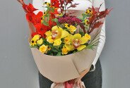 Buchet din gladiole rosii, orhidei si trandafiri de tufa galbeni — foto 1