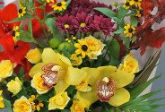 Buchet din gladiole rosii, orhidei si trandafiri de tufa galbeni — foto 2