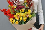 Buchet din gladiole rosii, orhidei si trandafiri de tufa galbeni — foto 3
