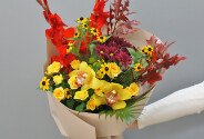 Buchet din gladiole rosii, orhidei si trandafiri de tufa galbeni — foto 4