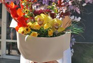 Buchet din gladiole rosii, orhidei si trandafiri de tufa galbeni — foto 5