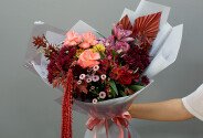 Buchet din crizanteme bordo si orhidee roz „Vals de toamna” — foto 1
