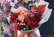 Buchet din crizanteme bordo si orhidee roz „Vals de toamna” — foto 4