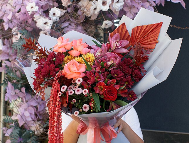 Buchet din crizanteme bordo si orhidee roz „Vals de toamna” — foto 4