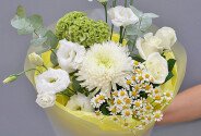 Buchet din crizantema, romanita si eustoma „Gingasie pura” — foto 1