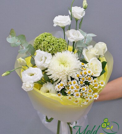 Buchet din crizantema, romanita si eustoma „Gingasie pura” foto 394x433