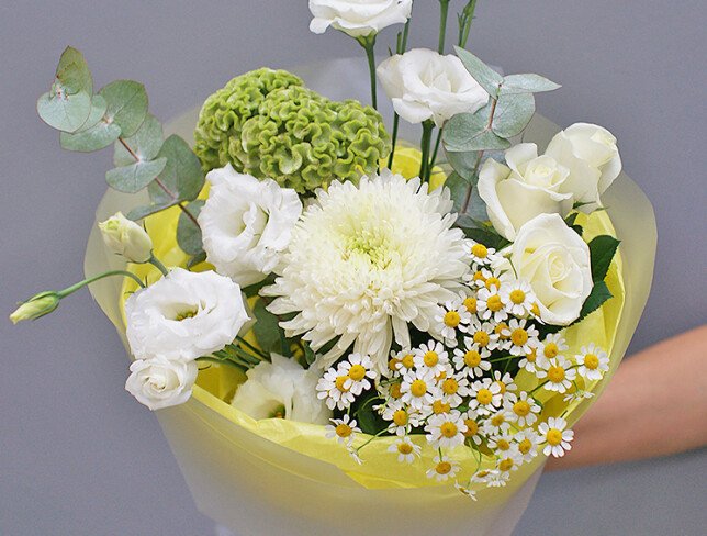 Buchet din crizantema, romanita si eustoma „Gingasie pura” foto