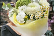 Buchet din crizantema, romanita si eustoma „Gingasie pura” — foto 2
