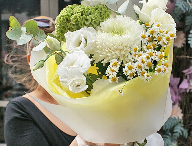 Buchet din crizantema, romanita si eustoma „Gingasie pura” foto