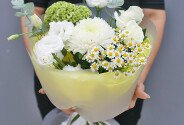 Buchet din crizantema, romanita si eustoma „Gingasie pura” — foto 3