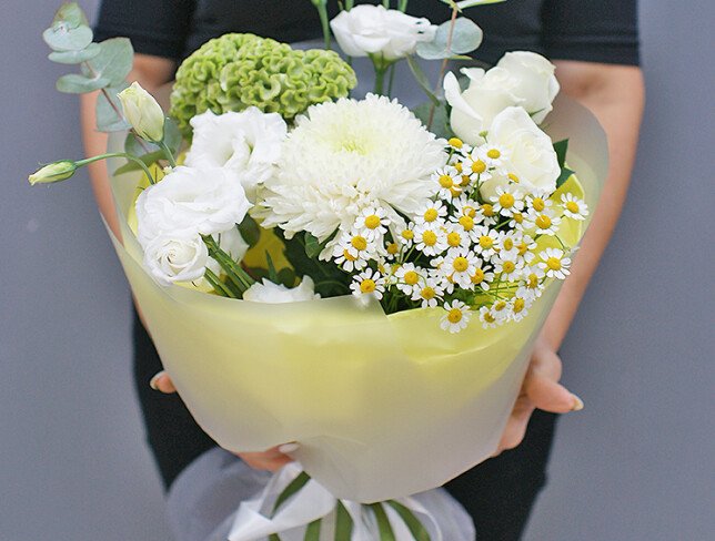 Buchet din crizantema, romanita si eustoma „Gingasie pura” foto