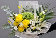 Bouquet of green hydrangea, lilies and yellow chrysanthemums — photo 1