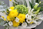 Bouquet of green hydrangea, lilies and yellow chrysanthemums — photo 3