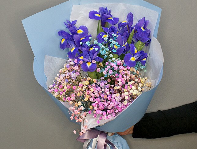 Buchet din irisi si gypsophila colorata foto