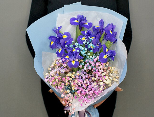 Buchet din irisi si gypsophila colorata foto