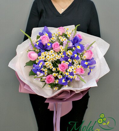 Bouquet of pink roses, purple irises and daisies photo 394x433