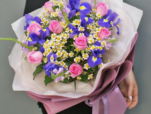 Buchet din trandafiri roz, irisi violeti si romanite foto