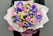 Buchet din trandafiri roz, irisi violeti si romanite — foto 1