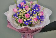 Buchet din trandafiri roz, irisi violeti si romanite — foto 3